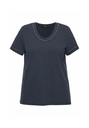 Camiseta de algodón de manga corta en azul marino con escote en V, decorada con tachuelas plateadas alrededor del cuello y los bordes de las mangas.