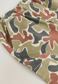 Unselected, red green camo