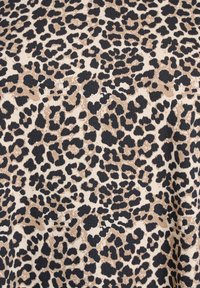 Leopardenmusterstoff mit strukturierten Punkten in Schwarz- und Beigetönen auf einem hellen Tan-Hintergrund. Glatte Oberfläche mit unterschiedlichen Punktgrößen.