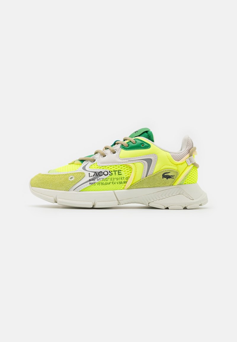 Sneaker Lacoste s živým žlutým síťovinovým svrškem, zelenými akcenty a šedými semišovými detaily. Disponuje polstrovanou podrážkou a kontrastními tkaničkami.