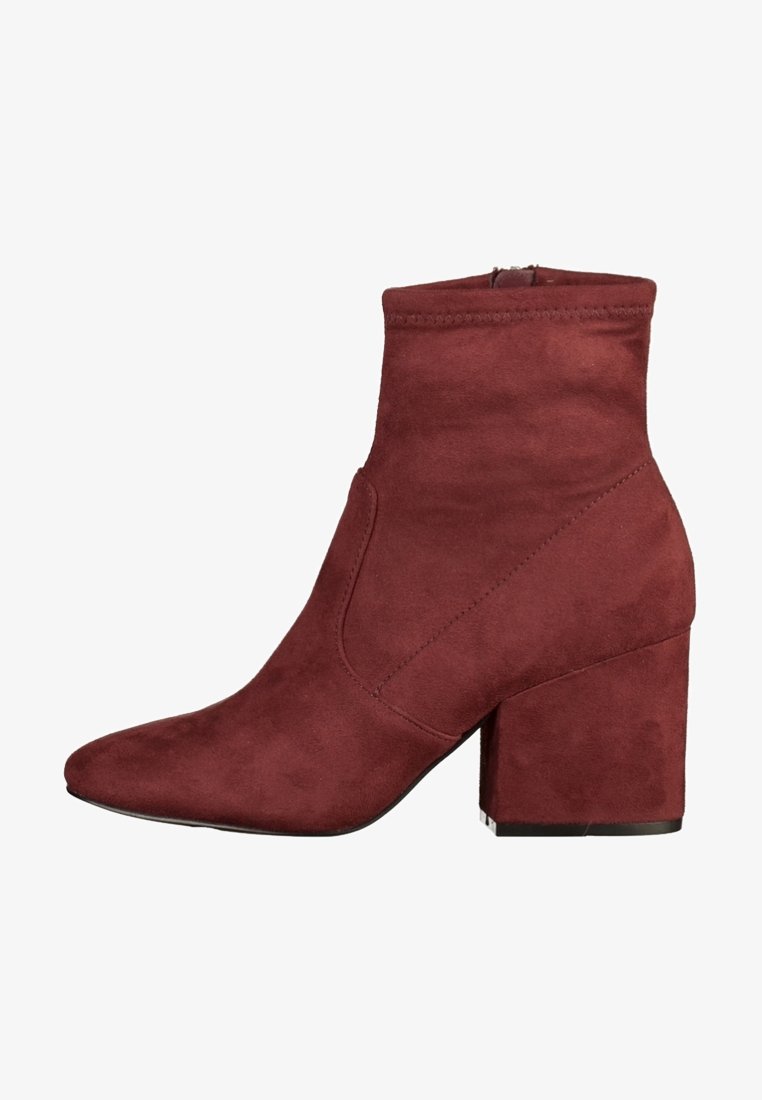 Botte mi-mollet pour femme en daim rouge foncé avec talon bloc et fermeture éclair latérale, bout pointu et texture lisse.