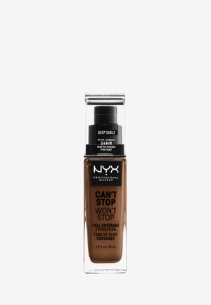 Fond de teint NYX Can't Stop Won't Stop en Deep Sable ; flacon en verre avec un pompes noir ; fini mat ; étiquette textuelle à l'avant ; liquide marron.