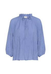 Blouse bleu clair texturée avec un col à volants, un détail à nouer et des manches trois-quarts. Présente des plis verticaux et des accents de boutons.