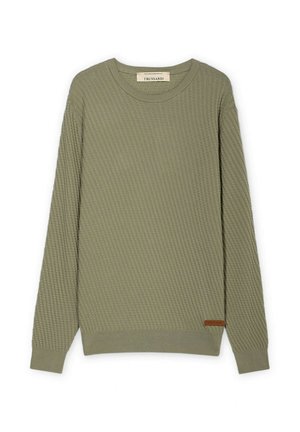 Długi rękaw, oliwkowo-zielony sweter z teksturowanego dzianiny, z prążkowanymi mankietami, dołem i okrągłym dekoltem, ozdobiony małą brązową metką w pobliżu dołu.