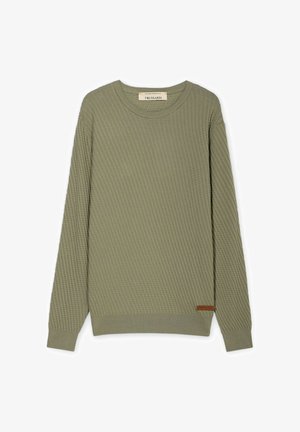 Olivegrüner, langärmeliger, strukturierter Strickpullover mit gerippten Bündchen, Saum und rundem Halsausschnitt, mit einem kleinen braunen Etikett nahe dem Saum.