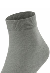 Calzino grigio alla caviglia con bordo a coste, texture liscia e tallone rinforzato. Design semplice, senza motivi o accenti.