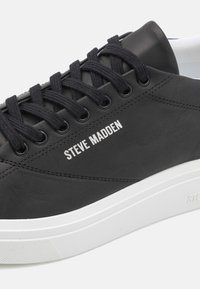 Steve Madden FYNNER - Tenisice - black/white