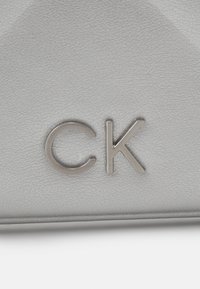 Calvin Klein QUILT WRISTLET CLUTCH_MET - Psaníčko - silver coloured