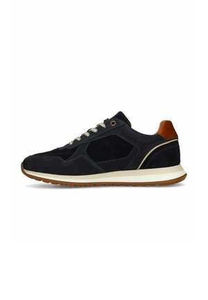 Zwarte en bruine lage sneaker met witte veters, witte middenzool en bruine buitenzool, zijaanzicht op een witte achtergrond.
