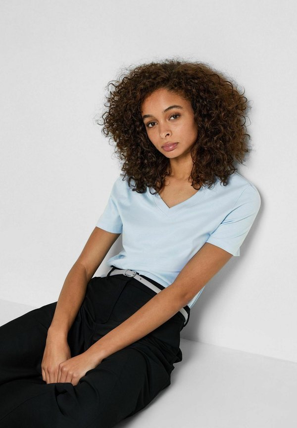 KLASSISCHES - Basic T-shirt4