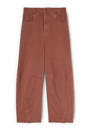 Pantalones cortos de pierna ancha y cintura alta en color óxido, con cierre frontal de botón y cremallera, bolsillos delanteros y detalle de dobladillo sin rematar.