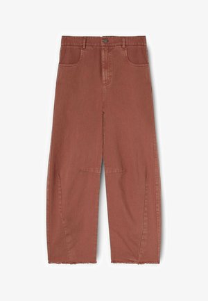 Pantalones cortos de pierna ancha y cintura alta en color óxido, con cierre frontal de botón y cremallera, bolsillos delanteros y detalle de dobladillo sin rematar.