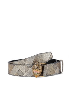 Ceinture texturée en or et en argent métallique avec un design à motif de diamant. Elle présente une boucle en forme de feuille en or ornée de bijoux.