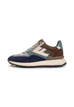 Sneaker aus einer Kombination von marineblauem Wildleder, olivgrünem, braunem und grauem Material mit einem Mesh-Obermaterial, Gummisohle und kontrastierenden Akzenten.