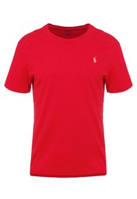 Rood katoenen T-shirt met een ronde hals en korte mouwen. Heeft een klein gouden polo-logo op de linkerborst. Overal een gladde textuur.