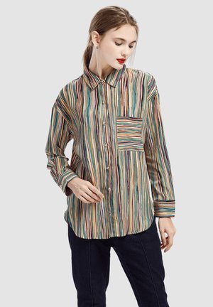 Camisa de botones a rayas con mangas largas, hecha de una tela ligera. Presenta rayas verticales multicolores y un bolsillo en el pecho.