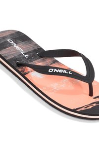 Musta hihnallinen flip-flop oranssi-mustalla tekstuuripohjalla, jossa on "O'Neill" -brändäys ja PVC-vapaa merkki.