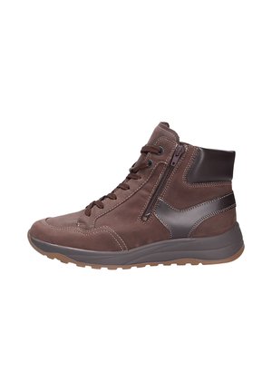 Bottes montantes en daim marron avec des accents en cuir, dotées d'un laçage à l'avant, d'une fermeture éclair sur le côté et d'une semelle en caoutchouc texturée.