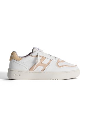 Weiße Leder-Sneaker mit beige Wildlederakzenten, abgerundetem Zehenbereich, dicke weiße Sohle und Logo-Details an der Ferse und der Zunge.