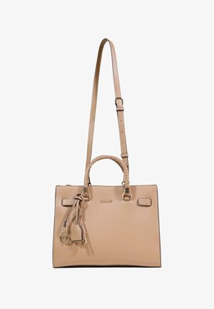 Sac à main en cuir beige à forme structurée, avec une poignée supérieure tressée, une bandoulière réglable et des accents métalliques. Détail avec logo.