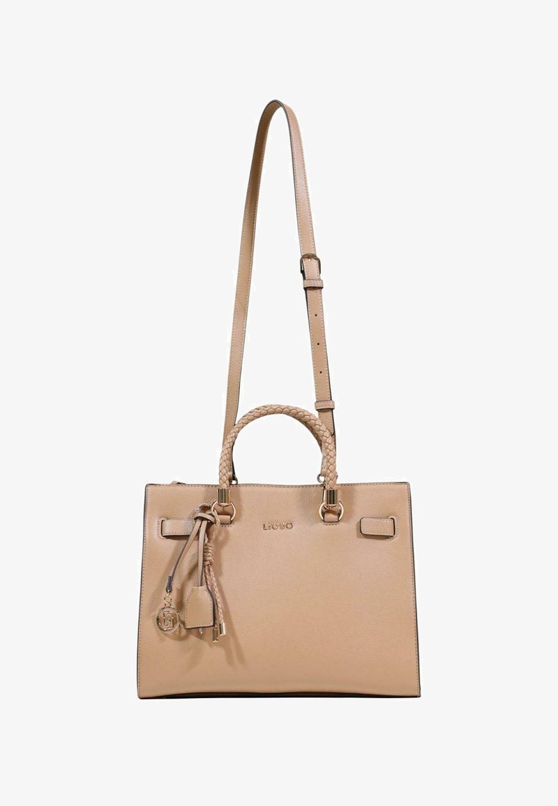 Bolso de cuero beige con forma estructurada, asa superior trenzada, correa de hombro ajustable y detalles metálicos. Presenta un detalle de logotipo.