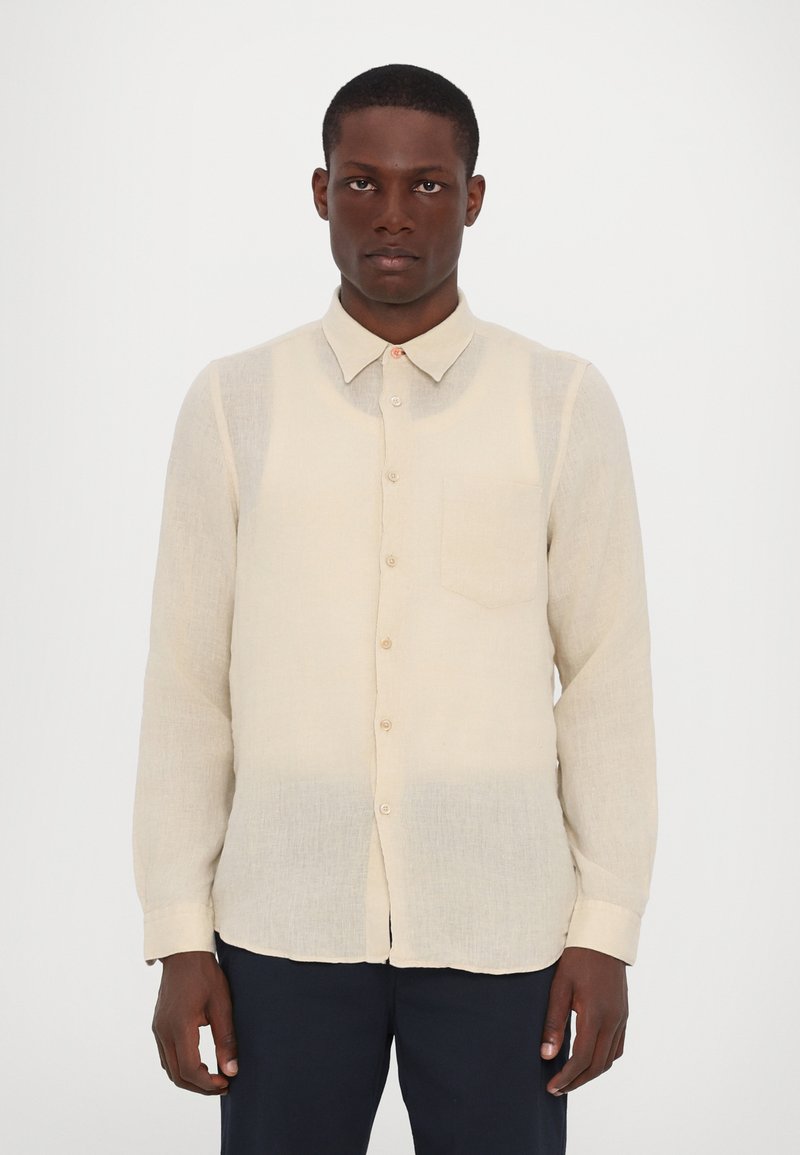 Camicia a maniche lunghe color beige chiaro in lino, con colletto button-down, taschino sul petto e orlo dritto.