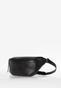 Zwarte leren heuptas met een gebogen vorm, ritssluiting en verstelbare band. Gladde textuur met subtiele branding aan de voorkant.