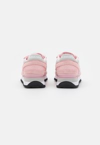 Rosa nät-sneakers med vita och grå accenter. Har en vadderad krage, texturerade paneler och en svart gummisula. Varumärkeslogotyp på hälen.