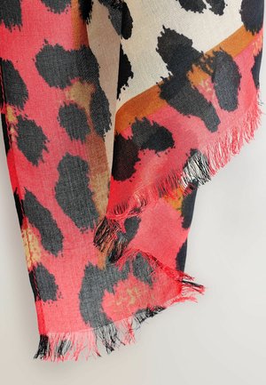 Écharpe en motif léopard présentant un mélange de rouge, noir et beige, avec des bords fringés et un tissu léger et texturé.