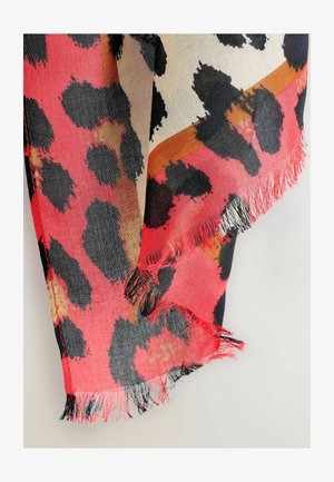 Leopardmuster-Schal in einer Mischung aus Rot, Schwarz und Beige, mit fransigen Kanten und einem leichten, strukturierten Stoff.