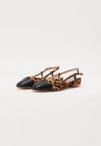 Bocanci cu imprimeu de leopard și vârf din piele neagră. Au cureluse slingback și talpă plată. Materialul pare moale, cu o suprafață texturată.