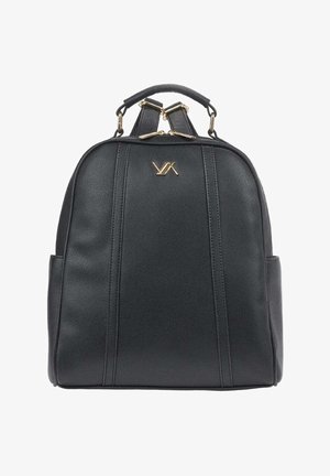 Zwarte leren rugzak met gouden rits, logo-embleem, bovenhandvat en verstelbare schouderriemen.