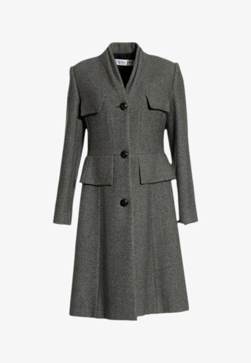 Long manteau en laine grise avec trois boutons noirs, épaules structurées, deux poches poitrine à rabat et deux poches taille à rabat.