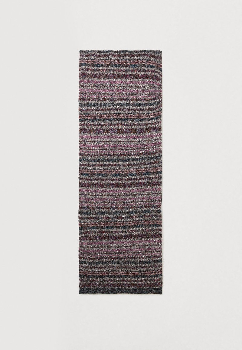 Ορθογώνιο χαλί με υφή στην επιφάνειά του, με ρίγε�ς σε αποχρώσεις του γκρι, μοβ και πινελιές από γκλίτερ. Διαστάσεις περίπου 1,5 μέτρο μήκος.