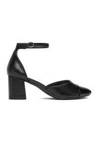 Czarne skórzane buty na słupku z odkrytym palcem, zaokrąglonym kształtem i paskiem wokół kostki z ozdobną złotą klamrą. Błyszczący nosek.