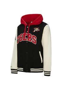 Schwarze und cremefarbene Collegejacke mit einer roten Kapuze, die "76ERS" in Weiß gestickt hat und ein Basketball-Logo auf der Brust trägt. Horizontale gestreifte Bündchen.