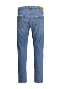 Jean en denim bleu avec une coupe droite, un design à cinq poches, des coutures piquées et une étiquette en cuir à la taille arrière.