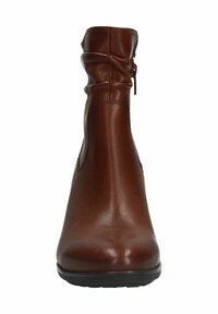 Botte chelsea en cuir marron avec un bout rond, une tige flasque et une fermeture éclair sur le côté. Texture lisse et détails de couture minimalistes. Semelle plate.