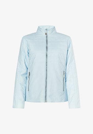Veste matelassée bleu clair avec un col haut et deux poches latérales zippées, présentant une texture lisse et des accessoires en gris contrastant.
