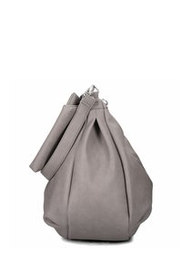 Borsa in pelle grigia con design morbido, base arrotondata e tracolla piatta regolabile; presenta hardware in argento per la chiusura.