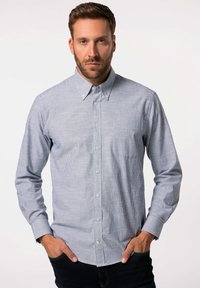 Camicia button-up di colore azzurro chiaro con righe bianche, maniche lunghe, colletto button-down e tasca sul petto. Tessuto testurizzato con un design classico.