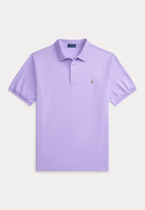 Levendulalila rövid ujjú galléros póló kétgombos hímzett, kisméretű, többszínű logóval a bal mellrészen.