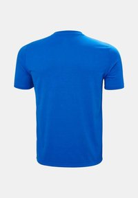 Camiseta de manga corta en un vibrante azul, hecha de suave algodón, con cuello redondo clásico y una textura lisa y uniforme.