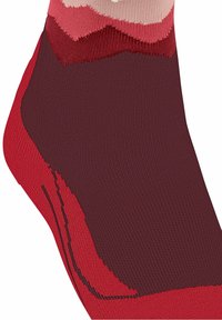Rote und burgunderfarbene gemusterte Socke aus Strickmaterial, mit einem strukturierten Design, das einen allmählichen Farbverlauf und eine spitze Zehenpartie aufweist.