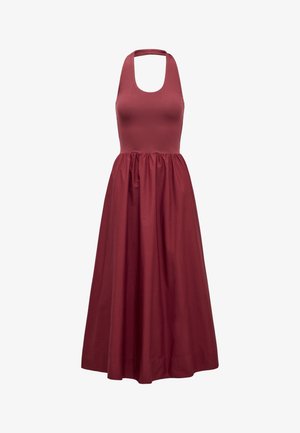 Μπορντό αμάνικο φόρεμα με εφαρμοστή κορυφή halter και φούστα μακριά με πιέτες.