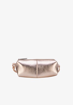 Trousse de maquillage en or rose métallique de forme rectangulaire, avec fermeture à glissière et poignée tressée. Surface texturée avec des détails subtils de couture.