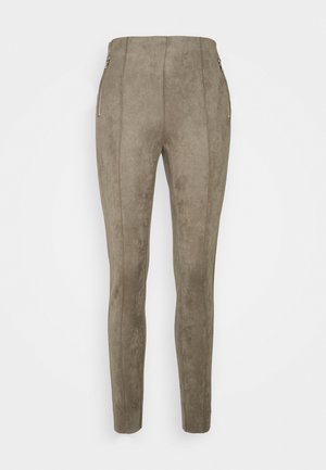 Dopasowane spodnie z miękkiej tkaniny w odcieniu taupe, o zamszowej fakturze, z bocznymi zamkami błyskawicznymi i prostymi szwami, zapewniającymi elegancki wygląd.