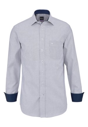 Herren-Hemd mit langen Ärmeln und Knöpfen, mit dünnen blauen und weißen Streifen, dunkelblauem Innenkragen und Manschetten sowie einer Brusttasche vor weißem Hintergrund.