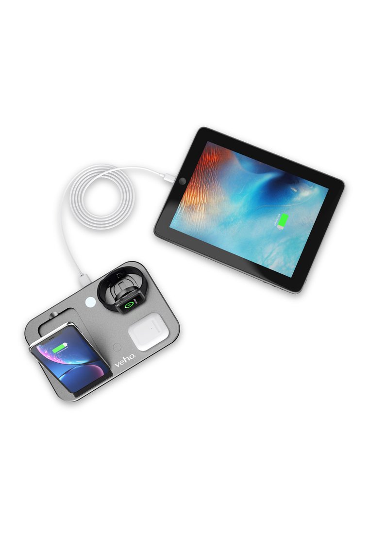 Kabellose Ladestation, die ein Smartphone, eine Smartwatch und ein Ladeetui für Ohrhörer mit Strom versorgt, während ein Tablet über ein Kabel angeschlossen und aufgeladen wird.