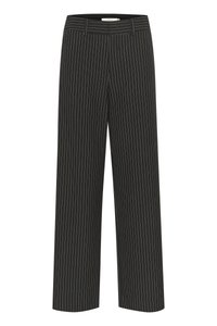 Pantaloni a gamba larga neri con righe bianche, realizzati in tessuto liscio. Presentano passanti per cintura e un design sartoriale per un aspetto curato.